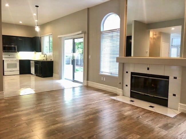 Building Photo - Spacious and beautiful 3 bedroom 2.5 bath ...