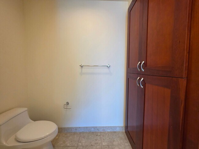 Building Photo - Fantastice High Rise with Full City Views!