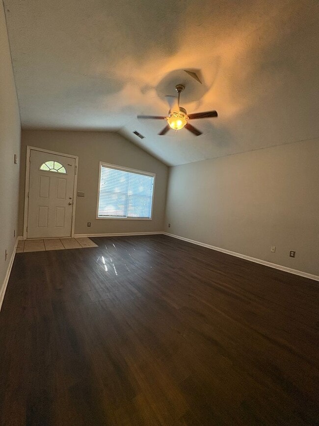 Building Photo - Spacious 3 Bed 2 Bath Home With Garage!!
