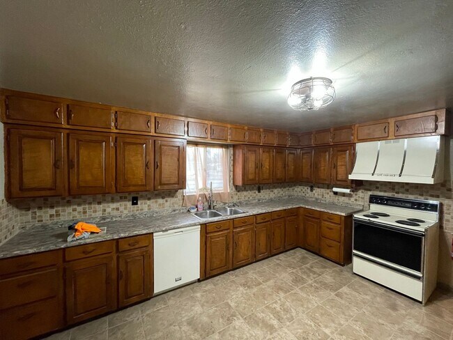 Building Photo - 3 Bedroom 3 Bath Home