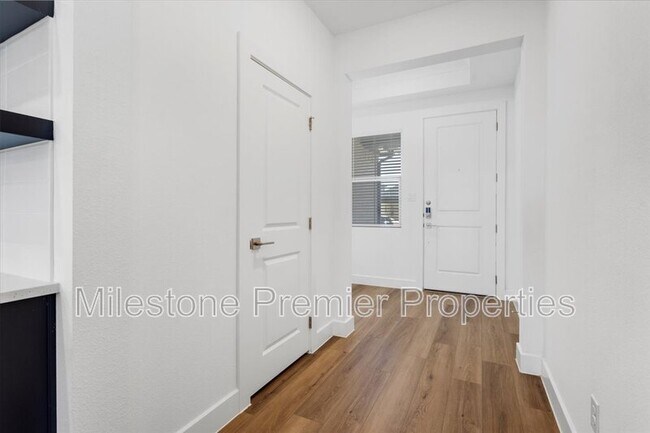 Building Photo - 820 Sunflower Trl