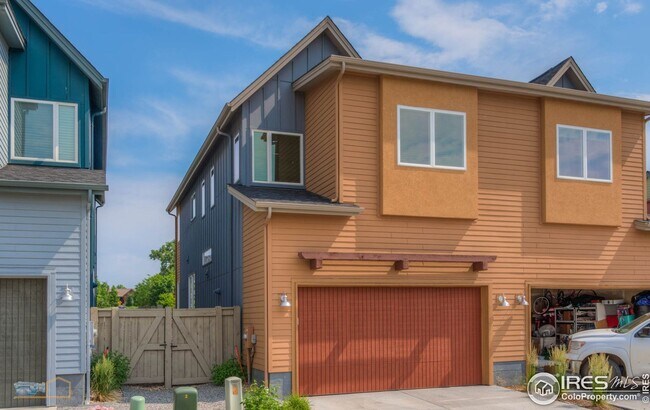 Building Photo - Discover this 3-bedroom, 2.5-bath townhome in Louisville!