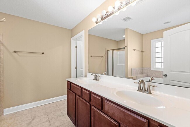 Building Photo - Large 5 bedroom home- don't miss this one!