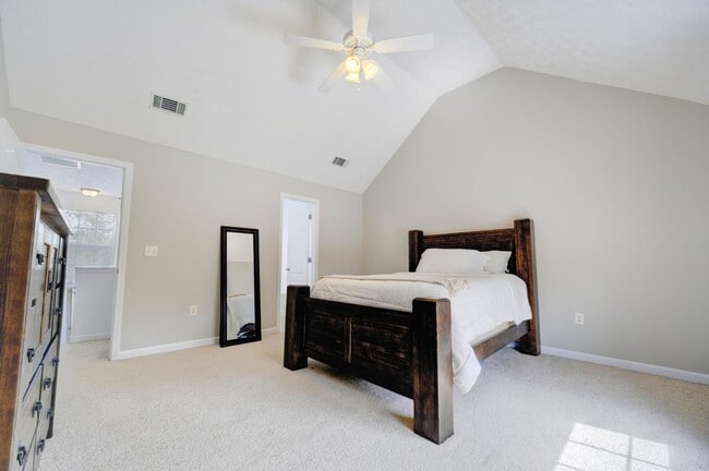 Building Photo - 3 Bedroom with a Fabulous Florida Room in ...