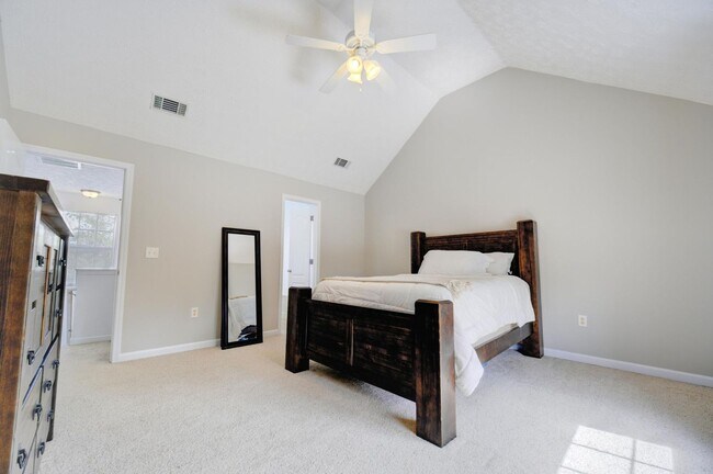 Building Photo - 3 Bedroom with a Fabulous Florida Room in Crestview!