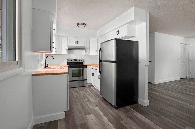Building Photo - 2474 Thornton Dr
