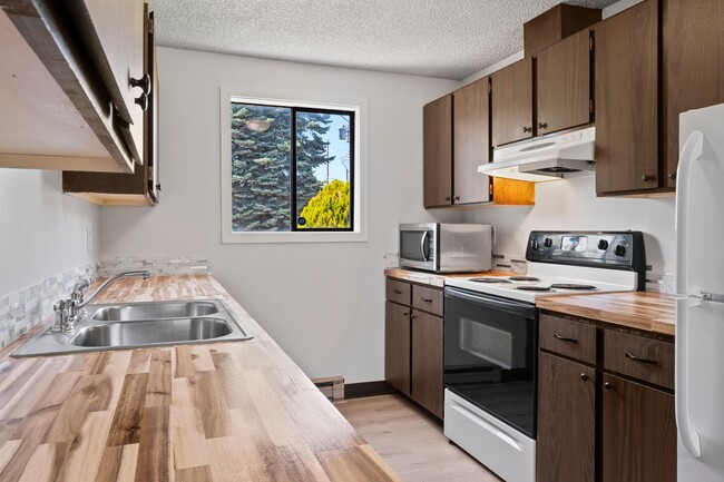 Building Photo - Spacious And Nicely Updated 2 bed 1 Bath C...