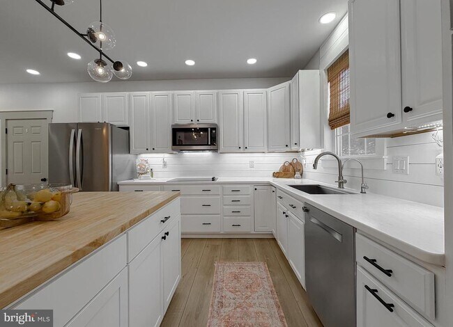 Building Photo - 23185 Pembrook Dr