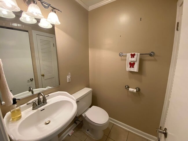 Building Photo - Kennedy Drive Retreat - 4 bedrm with bonus and billards room