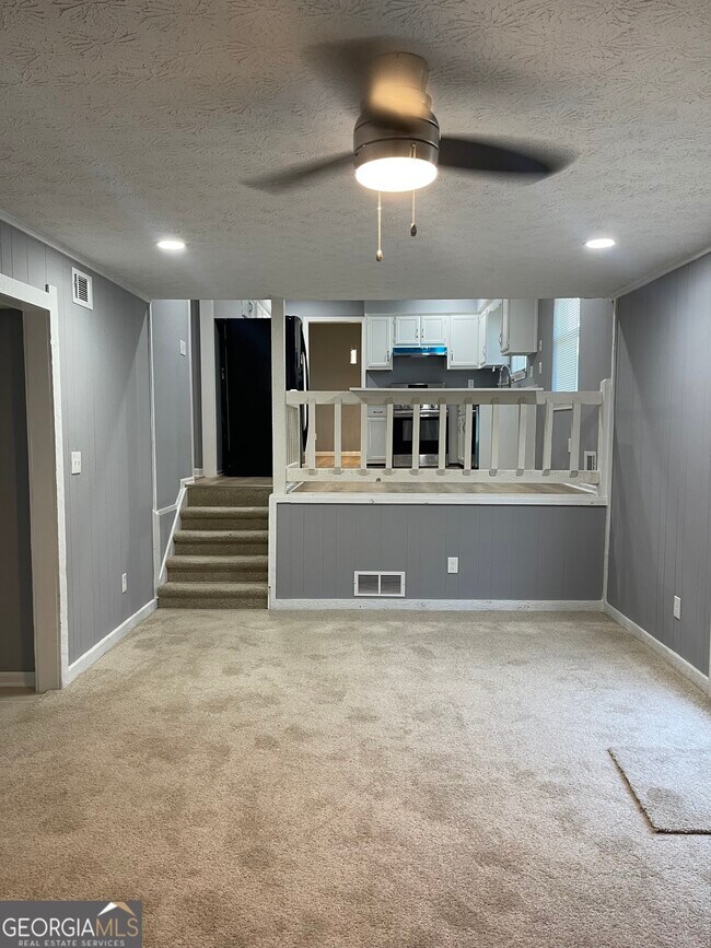 Building Photo - 235 Deerfield Dr