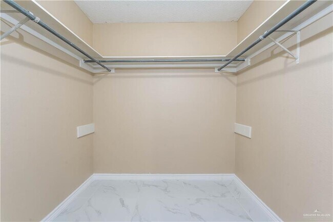 Building Photo - 25 Oriole Ave