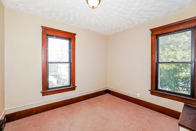 Building Photo - 711 Garfield St