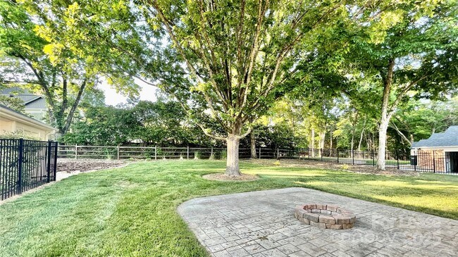 Building Photo - 6810 Rosemary Ln