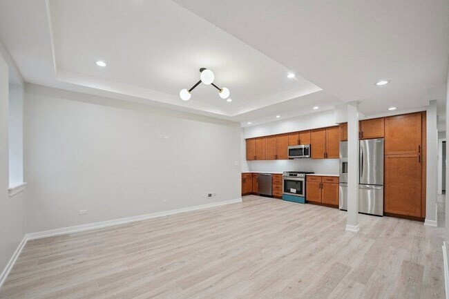 Building Photo - 1635 W Warren Blvd