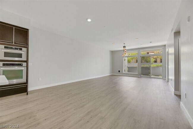 Building Photo - 8925 W Flamingo Rd