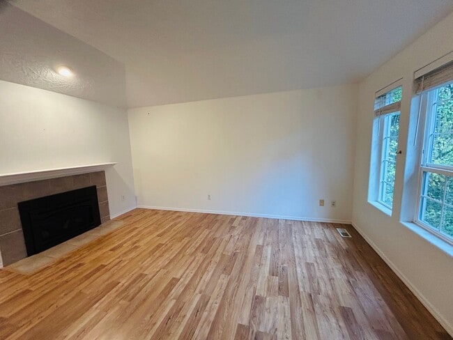 Building Photo - Adorable SW Portland Home Now Available