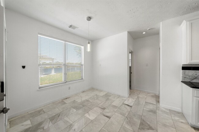 Building Photo - 1922 Lake Grayson Dr