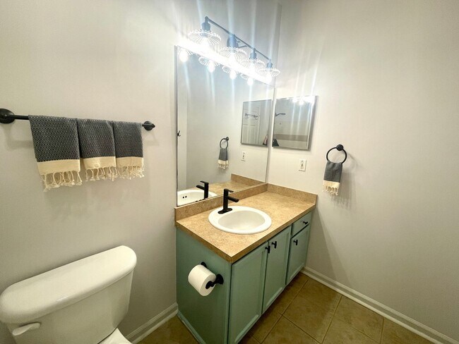 Building Photo - 1 Bedroom, 1 Bath Condo in The Concord West of the Ashley!