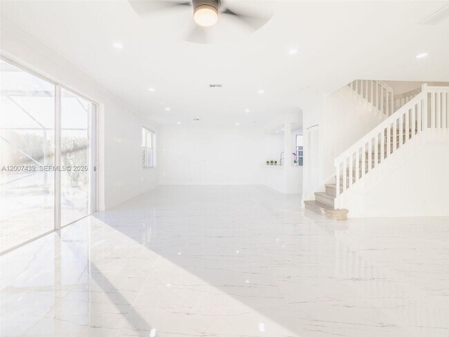 Building Photo - 801 Tanglewood Cir