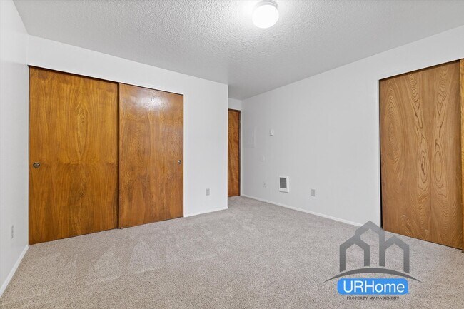 Building Photo - 2 Bed Townhome in SE Portland - $1,695 - Pets Welcome!