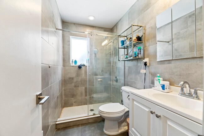 Building Photo - 446 Roedel Plz