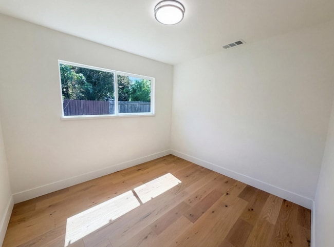 Building Photo - 1128 Hobart Dr