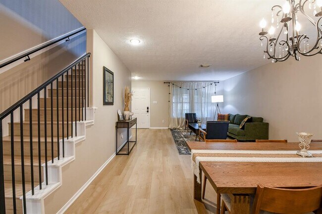 Building Photo - 6711 Seminole Lodge Ln
