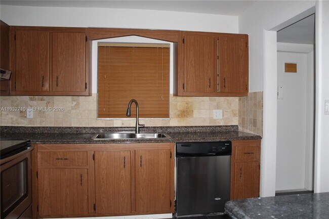 Building Photo - 5140 SW 40th Ave