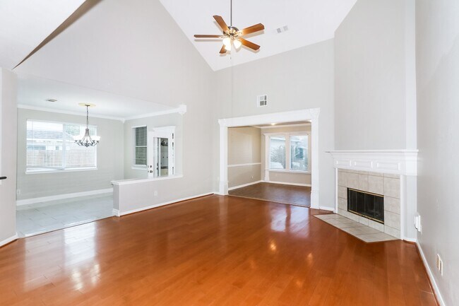 Building Photo - 902 Rock Springs Dr