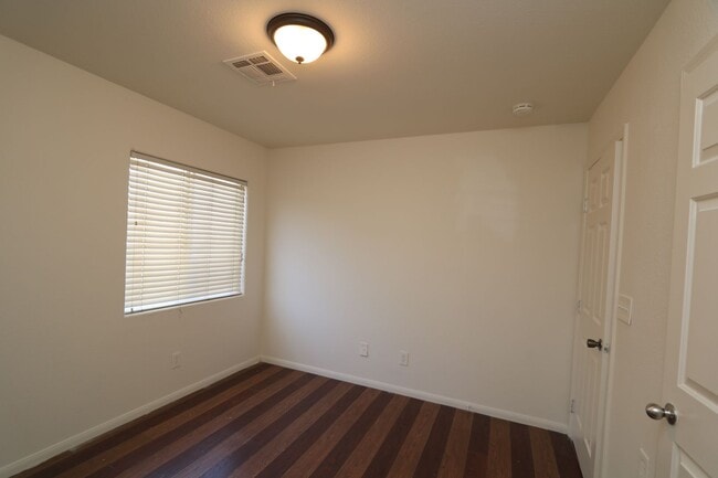 Building Photo - Cozy 3 bedrooms