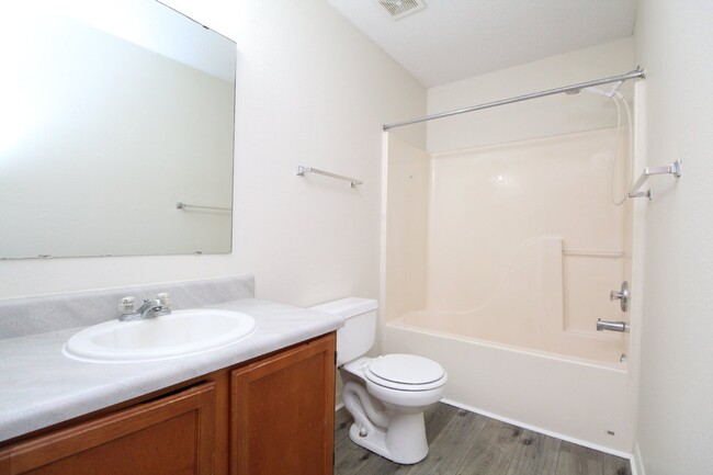 Building Photo - 2-Bedroom, 1-Bathroom Duplex with Garage i...