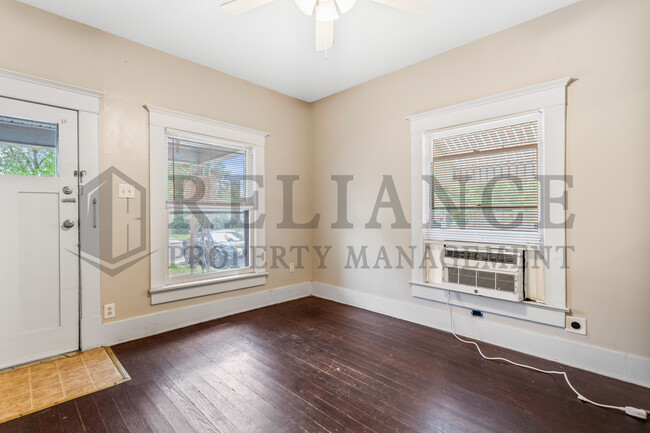 Building Photo - 921 S Sedgwick St