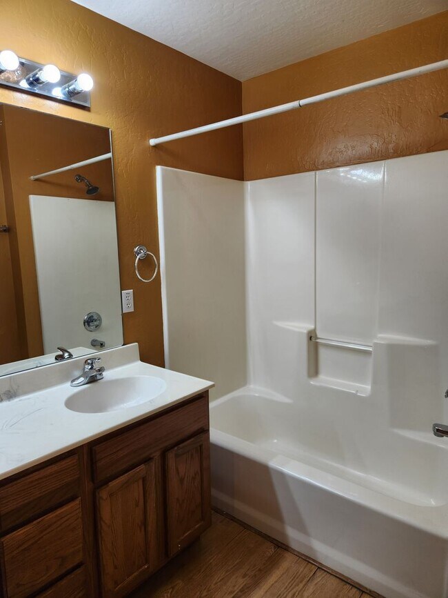 Building Photo - 93 S Rainbow Dr