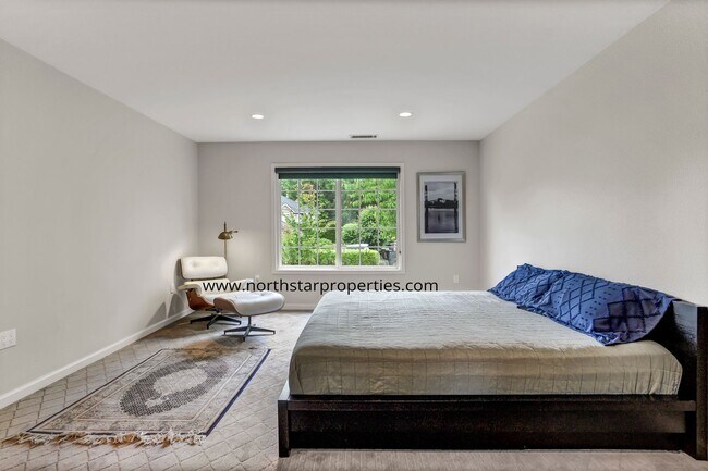 Building Photo - Lake Oswego Perfection