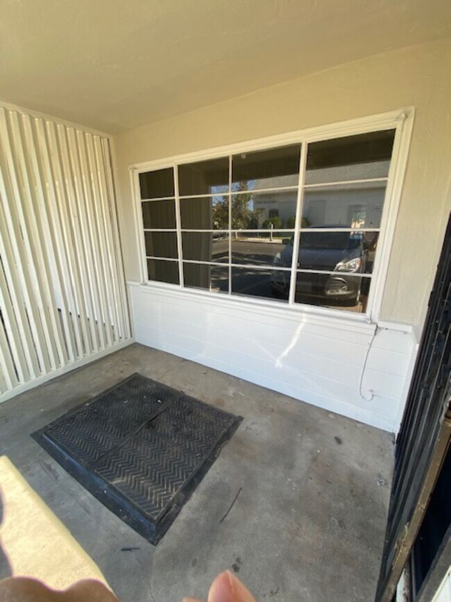 Building Photo - 460 E Wyandotte St