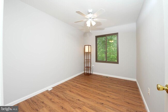 Building Photo - 1025 Commanders Way N