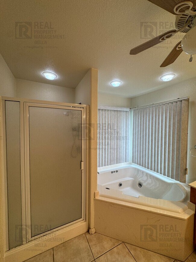 Building Photo - $750 MOVE-IN SPECIAL DISCOUNT AVAILABLE! Luxury Living Awaits: Stunning 4-Bedroom Cul-de-Sac Retr...