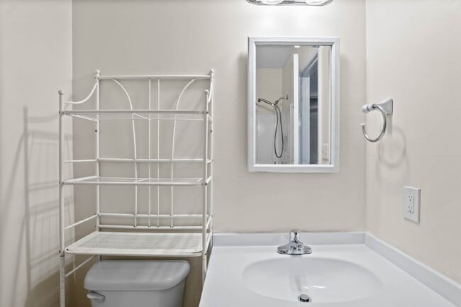 Building Photo - Spacious 4-Bedroom Home in a Prime Locatio...
