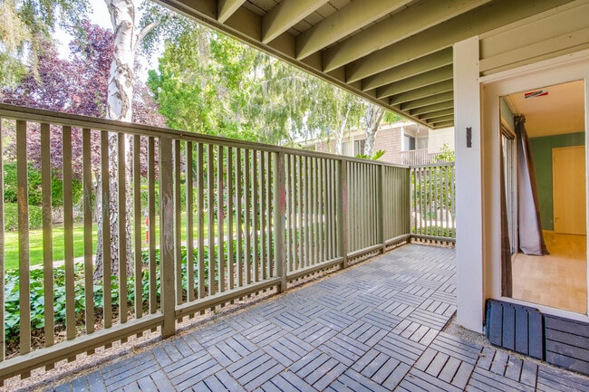 Building Photo - 280 Easy St