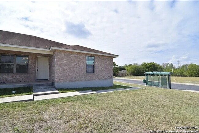 Building Photo - Updated 3/2 Duplex Near Shopping in San Antonio