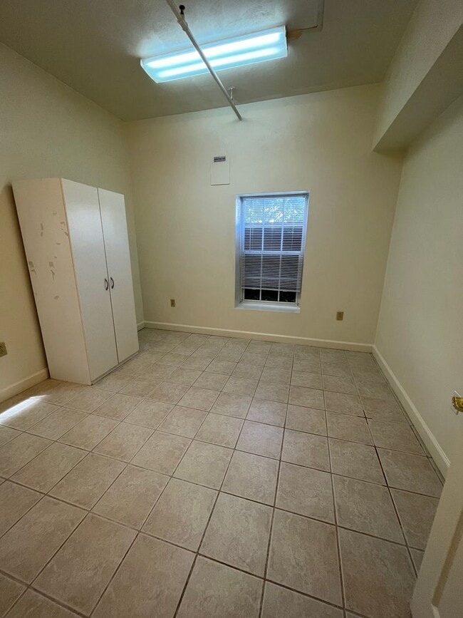 Building Photo - 106 Collegiate Ct
