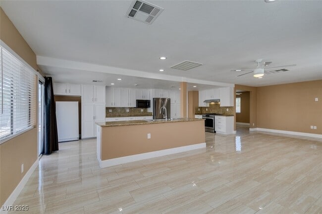 Building Photo - 3966 Green Leaf Dr
