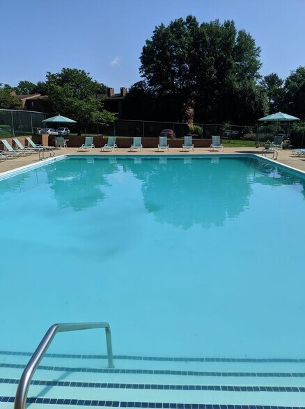 Access to community swimming pool included in rent - 104 Turtle Creek Rd