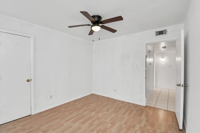 Building Photo - 530 Westshire Dr