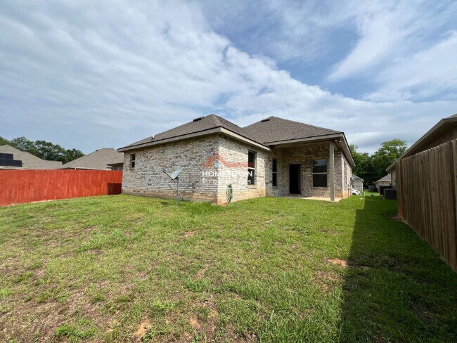 Building Photo - Beautiful 3 bedroom home centrally located...