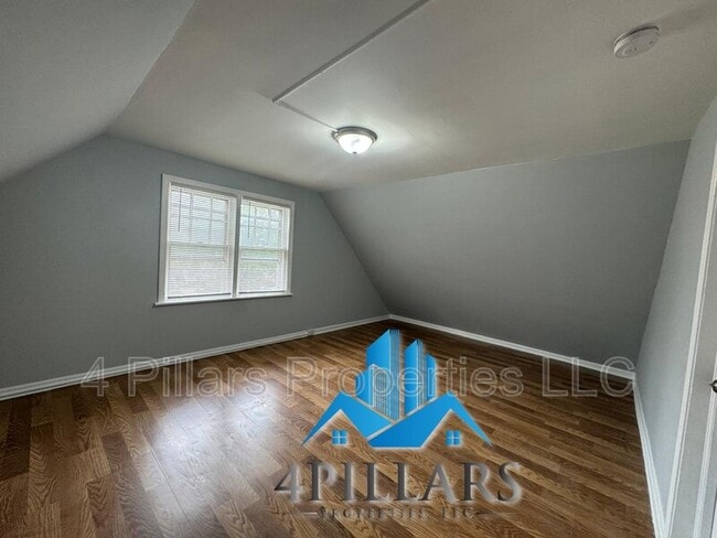 Building Photo - 1715 Parkview Ave
