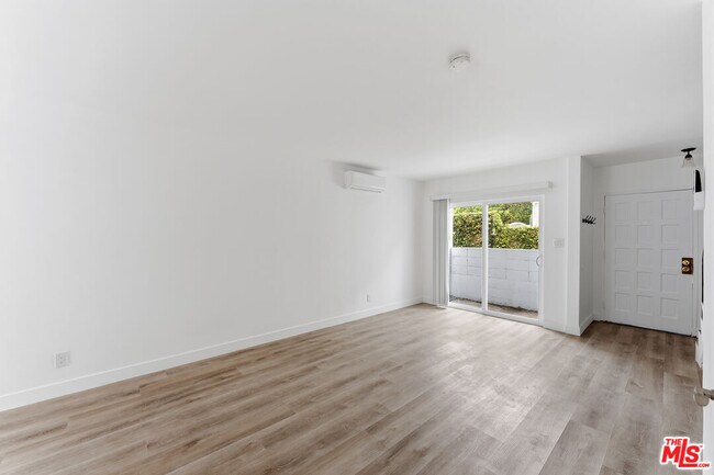 Building Photo - 825 S Detroit St