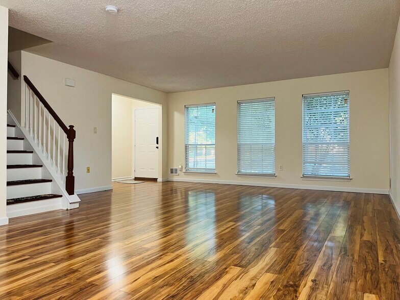 Family Room - 25 Balboa Ln