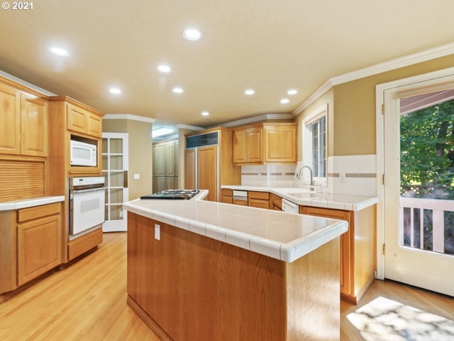 Building Photo - 2080 Wellington Dr