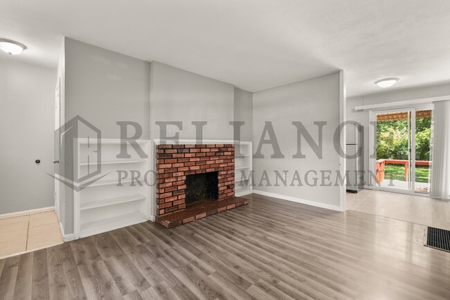 Building Photo - 2146 S Crestway St